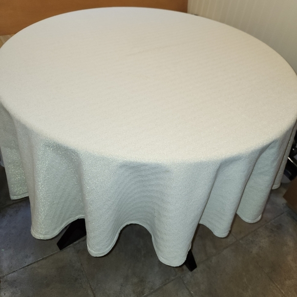 Source Unknown Other - Elegant Gold shimmer round 65" Tablecloth